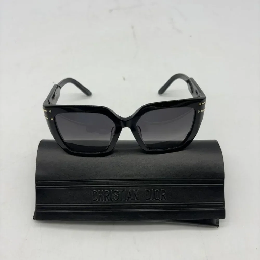 Dior offers black